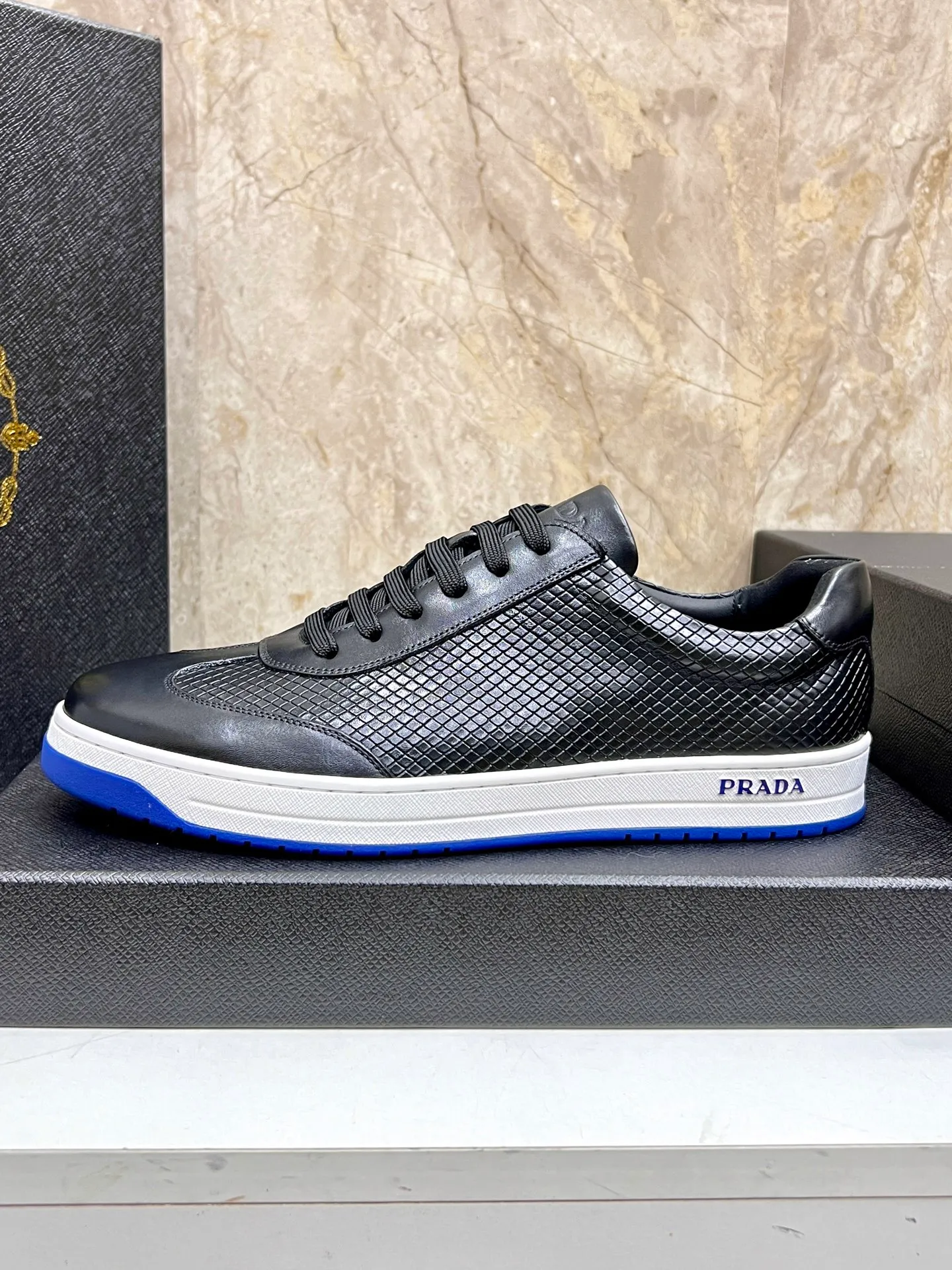 💰620 Prada classic men’s lace-up casual shoes｜Imported cowhide upper｜Layered stitching design on the upper Lightweight and breathable｜Soft and comfortable｜PRADA letters on the side｜Distinctive sporty style Showing the brand style｜Lightweight embossed rubber sole｜With cowhide foot pad lining｜Excellent foot feel Fashionable and elegant｜Size: 38-44 (customized at 45)